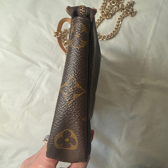 Louis Vuitton Pochette Classic Monogram Shoulder Bag crossbody - Picture 13 of 16